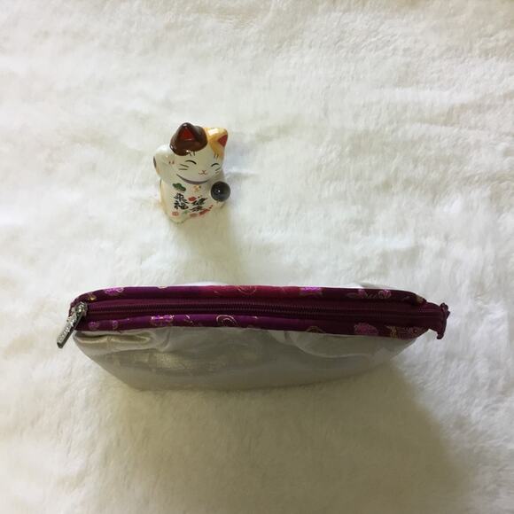 Sulwhasoo Silver Cosmetic Bag - Picture 2 of 6